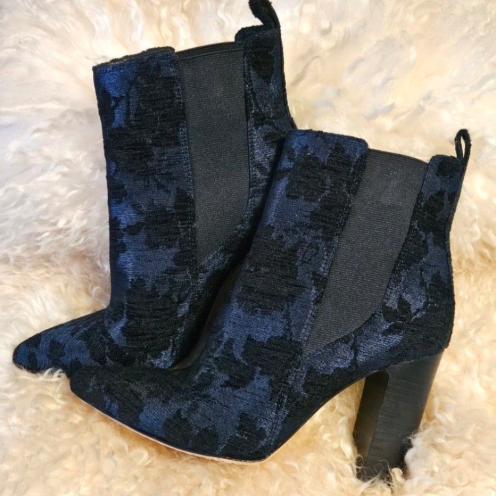 Y2K Elegant Blue Velvet Ankle Boots Vegan Floral By VINCE CAMUTO size 8.5